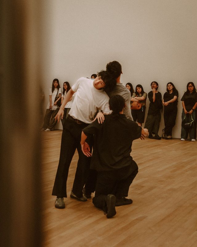 Two dancers rehearsing a lift.